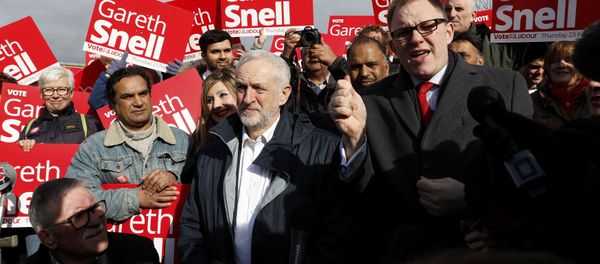 Jeremy Corbyn, the leader of Britain's opposition Labour Party, speaks to supporters after Labour's candidate Gareth Snell (R) won the by-election in Stoke, February 24, 2017. - Sputnik International
