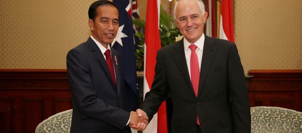 Indonesian President Joko Widodo (L) shakes hands with Australian Prime Minister Malcolm Turnbull at Admiralty House in Sydney, Australia, February 26, 2017. - Sputnik International