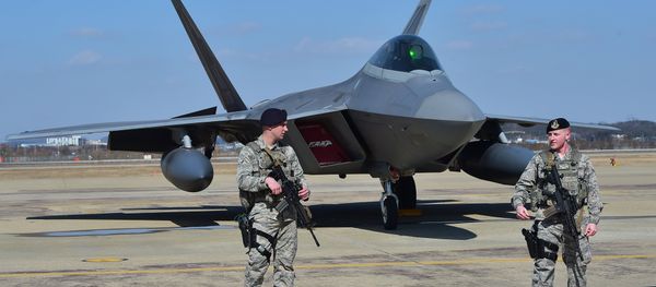 US soldiers stand guard near a US F-22 stealth fighter at the Osan Air Base in Pyeongtaek, south of Seoul, on February 17, 2016. - Sputnik International