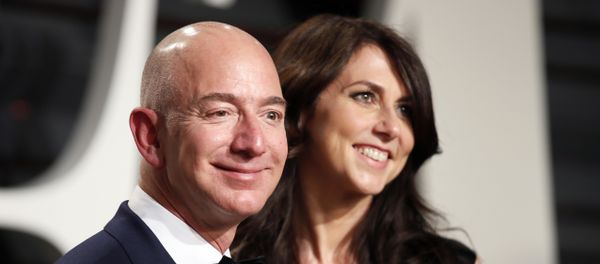 89th Academy Awards - Oscars Vanity Fair Party - Beverly Hills, California, U.S. - 26/02/17 – Amazon's Jeff Bezos and his wife MacKenzie Bezos. - Sputnik International