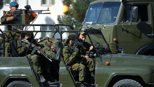 Russian servicemen giving an exhibition performance during the events on the occasion of the 70th anniversary of the 201st Russian military base deployed in Dushanbe, Tajikistan. - Sputnik International