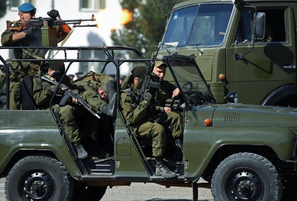 Russian servicemen giving an exhibition performance during the events on the occasion of the 70th anniversary of the 201st Russian military base deployed in Dushanbe, Tajikistan. - Sputnik International
