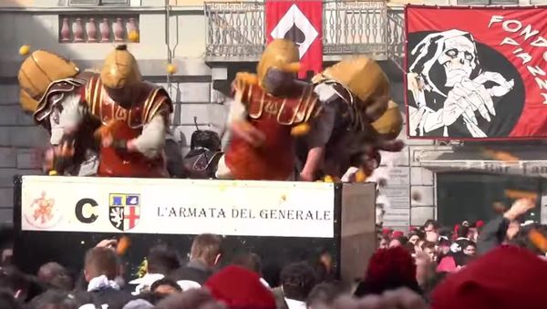 Italy's 'Battle of the Oranges' - Sputnik International