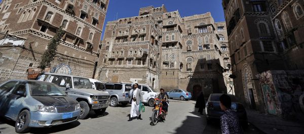 Yemenis walk in the old city of the capital Sanaa - Sputnik International