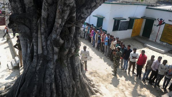 Indian voters wait in a queue for their turn to vote at a polling station in the Naini area on the outskirts of Allahabad during the fourth phase of Uttar Pradesh state assembly elections on February 23, 2017 Indian voters wait in a queue for their turn to vote at a polling station in the Naini area on the outskirts of Allahabad during the fourth phase of Uttar Pradesh state assembly elections on February 23, 2017 - Sputnik International