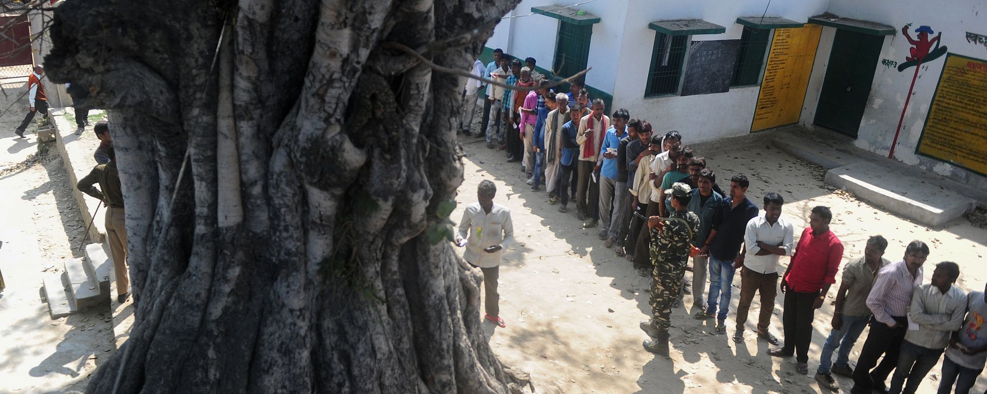 Indian voters wait in a queue for their turn to vote at a polling station in the Naini area on the outskirts of Allahabad during the fourth phase of Uttar Pradesh state assembly elections on February 23, 2017 Indian voters wait in a queue for their turn to vote at a polling station in the Naini area on the outskirts of Allahabad during the fourth phase of Uttar Pradesh state assembly elections on February 23, 2017 - Sputnik International, 1920, 06.02.2022