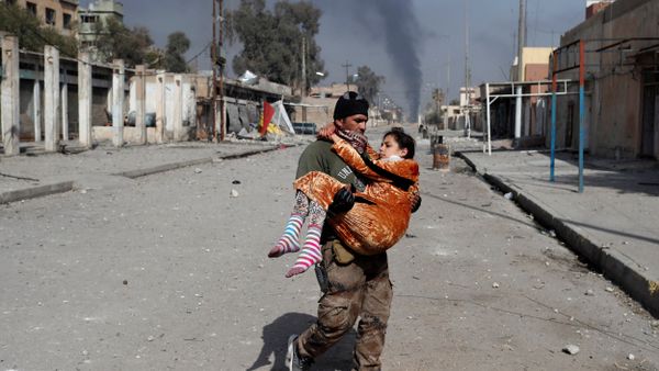 An Iraqi special forces soldier carries a woman injured during a battle between Iraqi forces and Islamic State fighters in Mosul, Iraq February 28, 2017 - Sputnik International