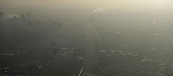 Pollution haze over South East London, through a window in a viewing area of the 95-storey skyscraper The Shard, the tallest building in Britain, in London, Thursday, Jan. 19, 2017 - Sputnik International