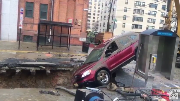 Monster Sinkhole Causes Morning Commute Horror - Sputnik International