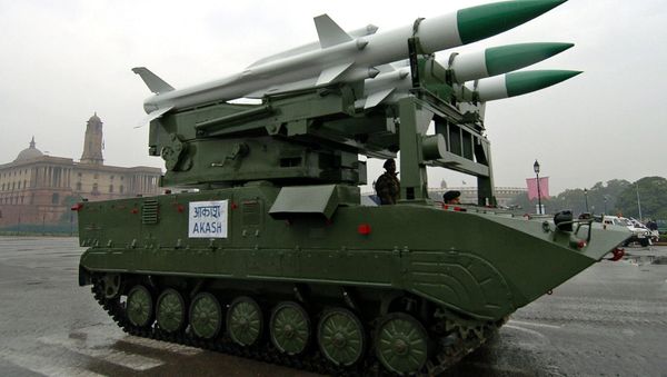 A tank equiped with Surface-to-air Akash missiles manoeuvers past Vijay chowk on Rajpath in New Delhi (File) - Sputnik International