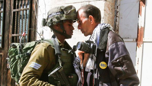 A foreign activist argues with an Israeli soldier during a protest in the West Bank city of Hebron February 24, 2017 A foreign activist argues with an Israeli soldier during a protest in the West Bank city of Hebron February 24, 2017 - Sputnik International