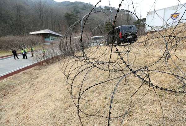A barbed-wire fence is set up around a golf course owned by Lotte, where the U.S. Terminal High Altitude Area Defense (THAAD) system will be deployed, in Seongju, South Korea, March 1, 2017 - Sputnik International
