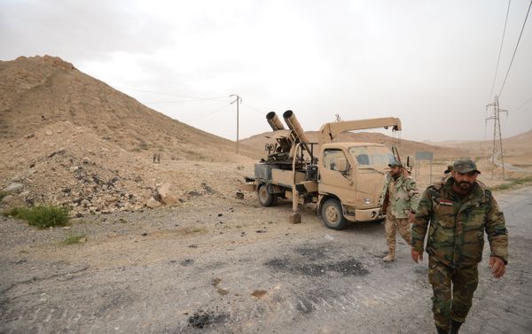 Syrian government army and militia fight for Palmyra Syrian government army and militia fight for Palmyra - Sputnik International