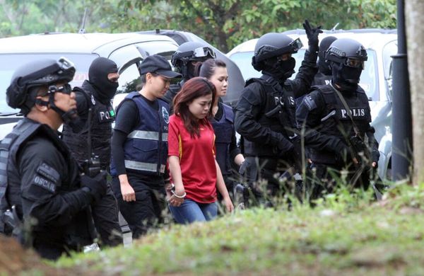 Indonesian suspect Siti Aisyah, center, in the ongoing assassination investigation, is escorted by police officers as she arrives at Sepang court in Sepang, Malaysia on Wednesday, March 1, 2017 - Sputnik International