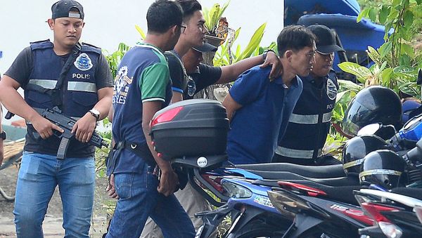 A North Korean man (2nd R) identified by the Malaysian police as Ri Jong Chol and suspected by the authorities to be in connection with the murder of Kim Jong Nam, is taken to a police station in Sepang, Malaysia, February 18, 2017 A North Korean man (2nd R) identified by the Malaysian police as Ri Jong Chol and suspected by the authorities to be in connection with the murder of Kim Jong Nam, is taken to a police station in Sepang, Malaysia, February 18, 2017 - Sputnik International