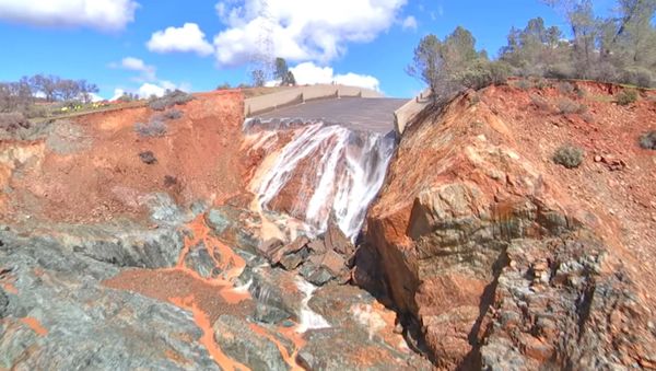 Aerial footage of the Lake Oroville Spillway - Sputnik International