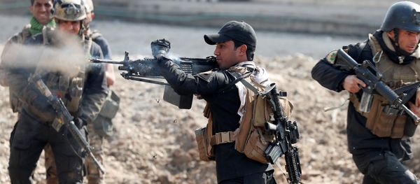 An Iraqi special forces soldier fires as other soldiers runs across a street during a battle in Mosul, Iraq March 1, 2017 - Sputnik International