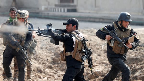 An Iraqi special forces soldier fires as other soldiers runs across a street during a battle in Mosul, Iraq March 1, 2017 An Iraqi special forces soldier fires as other soldiers runs across a street during a battle in Mosul, Iraq March 1, 2017 - Sputnik International