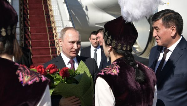 February 28, 2017. Bishkek, Kyrgyzstan. From left: Russian President Vladimir Putin meets with Prime Minister of Kyrgyzstan Sooronbai Zheenbekov at Manas airport. - Sputnik International