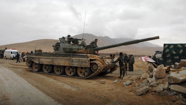 Syrian regime fighters take position as they advance to retake the ancient city of Palmyra, from Islamic State (IS) group fighters on March 2, 2017 - Sputnik International