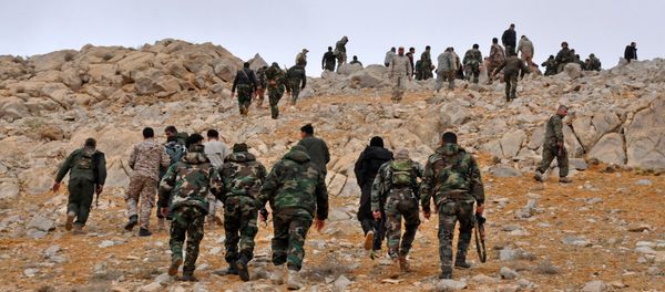 Syrian regime fighters take position as they advance to retake the ancient city of Palmyra, from Islamic State (IS) group fighters on March 2, 2017 - Sputnik International