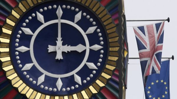 The British Union flag and the European Union flag are seen flying behind a clock in the City of London, Britain, January 16 , 2017. - Sputnik International