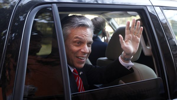 Republican presidential candidate and former Utah Gov. Jon Huntsman waves as he is driven away from a campaign stop in Charleston, S.C. Huntsman (File) - Sputnik International