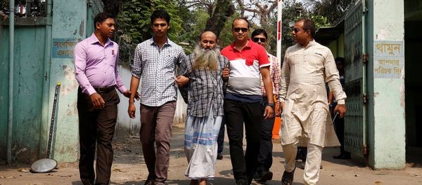 Security personnel bring Shaikh Mohammad Abul Kashem, a spiritual leader of “Neo JMB”, in front of media after his March 2 arrest by Counter Terrorism and Transnational Crime Unit of Dhaka Metropolitan Police in Dhaka, Bangladesh, March 3, 2017 - Sputnik International
