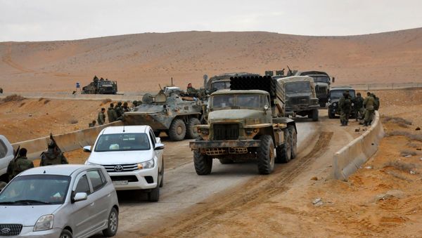 Syrian regime fighters take position as they advance to retake the ancient city of Palmyra, from Islamic State (IS) group fighters on March 2, 2017 - Sputnik International