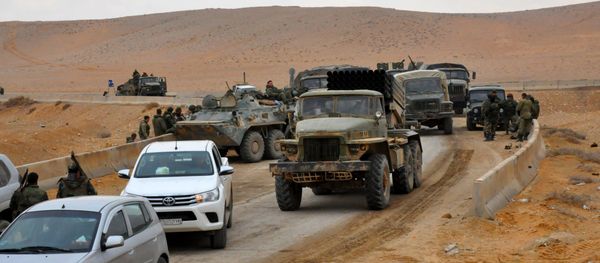Syrian regime fighters take position as they advance to retake the ancient city of Palmyra, from Islamic State (IS) group fighters on March 2, 2017 Syrian regime fighters take position as they advance to retake the ancient city of Palmyra, from Islamic State (IS) group fighters on March 2, 2017 - Sputnik International