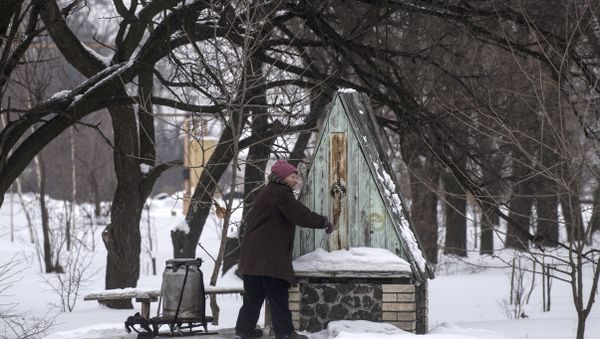 A woman gets water from a well in Avdiivka, eastern Ukraine, Thursday, Feb. 2, 2017 - Sputnik International