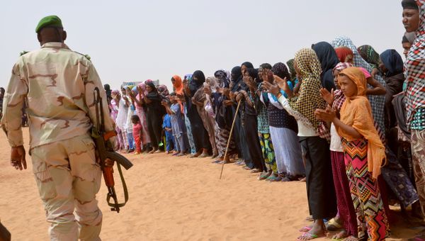 A Niger soldier walk past Malian refugees (File) - Sputnik International