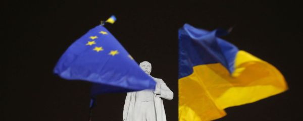 In this Thursday, Dec. 5, 2013 photo opposition protesters holds hold the EU and Ukrainian, right, flags around a monument to Ukrainian poet Taras Shevchenko in downtown Donetsk, eastern Ukraine. - Sputnik International