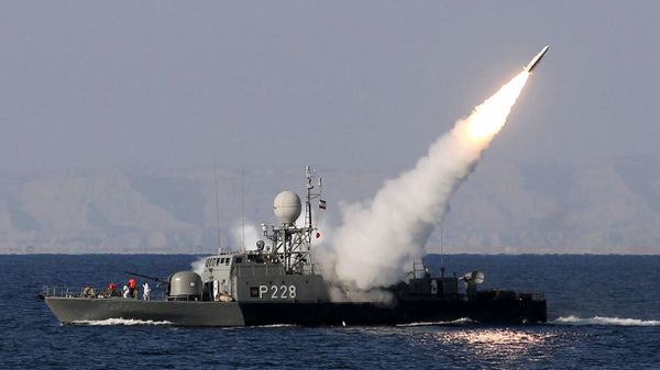 Iranian navy fires a Mehrab missile during the Velayat-90 naval wargames in the Strait of Hormuz in southern Iran (file) - Sputnik International
