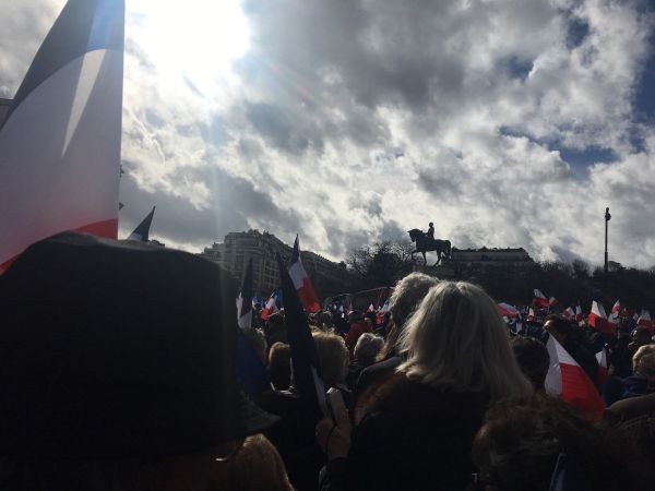 Thousands of supporters of French presidential hopeful Francois Fillon attending a rally to support the politician in Paris on March 5, 2017. - Sputnik International