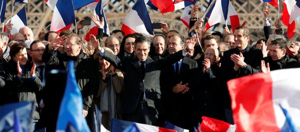 Francois Fillon (C), former French prime minister, member of The Republicans political party and 2017 presidential election candidate of the French centre-right attends a meeting at the Trocadero square across from the Eiffel Tower in Paris, France, March 5, 2017. Francois Fillon (C), former French prime minister, member of The Republicans political party and 2017 presidential election candidate of the French centre-right attends a meeting at the Trocadero square across from the Eiffel Tower in Paris, France, March 5, 2017. - Sputnik International