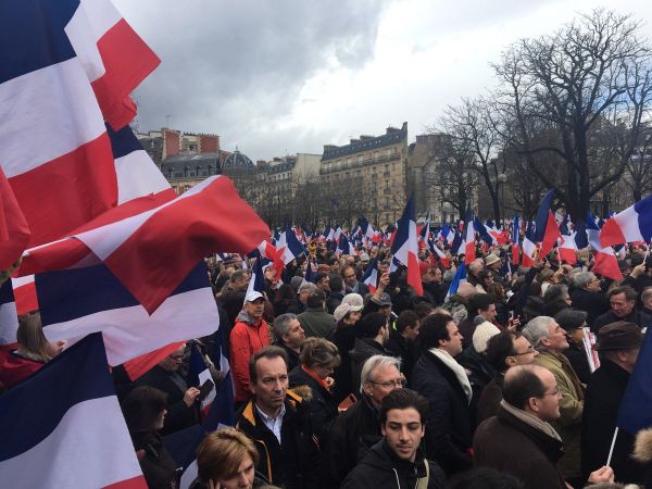 Thousands of supporters of French presidential hopeful Francois Fillon attending a rally to support the politician in Paris on March 5, 2017. - Sputnik International