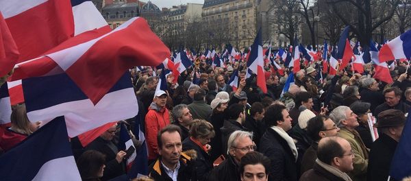 Thousands of supporters of French presidential hopeful Francois Fillon attending a rally to support the politician in Paris on March 5, 2017. - Sputnik International