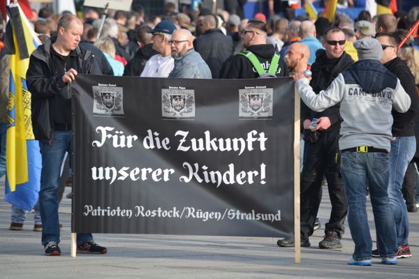 Right-wing protesters near Berlin central station - Sputnik International