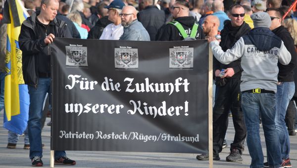 Right-wing protesters near Berlin central station Right-wing protesters near Berlin central station - Sputnik International