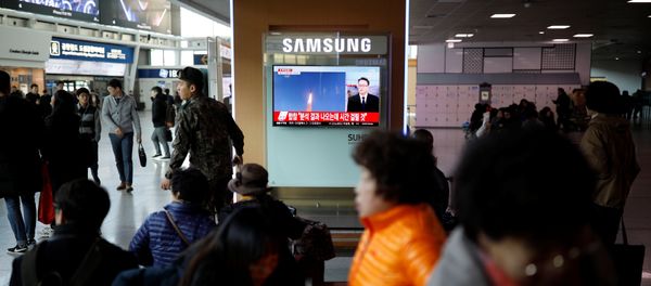 Passengers watch a television broadcasting a news report on North Korea firing ballistic missiles, at a railway station in Seoul, South Korea, March 6, 2017. - Sputnik International
