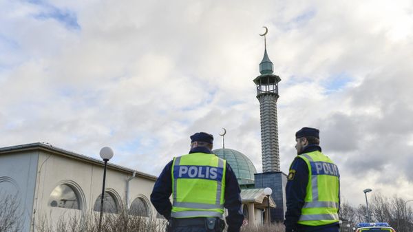 Two policemen stand outside a mosque in Uppsala, Sweden - Sputnik International