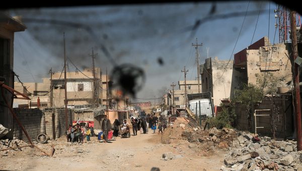 Displaced Iraqis flee their homes in Al Mansour district, as Iraqi forces battle with DAESH militants, in western Mosul, Iraq March 6, 2017. - Sputnik International