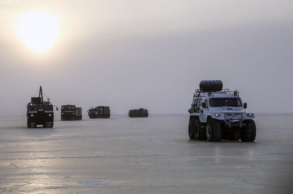 Two-unit tracked transport vehicles and a special vehicle on low pressure tires on the basis of the all-terrain vehicle TREKOL, right, seen as new weapons and military and special equipment are tested in the Arctic. - Sputnik International