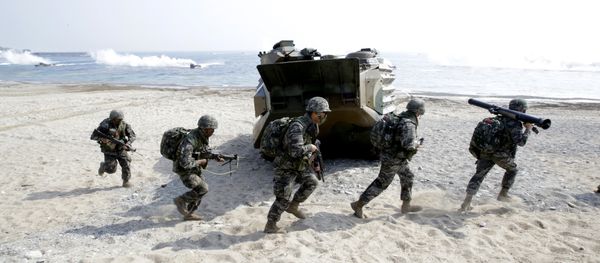 South Korean Marines run after they landed on the beach during the U.S.-South Korea joint landing military exercises as a part of the annual joint military exercise Foal Eagle between South Korea and the United States in Pohang, south of Seoul, South Korea. (File) South Korean Marines run after they landed on the beach during the U.S.-South Korea joint landing military exercises as a part of the annual joint military exercise Foal Eagle between South Korea and the United States in Pohang, south of Seoul, South Korea. (File) - Sputnik International