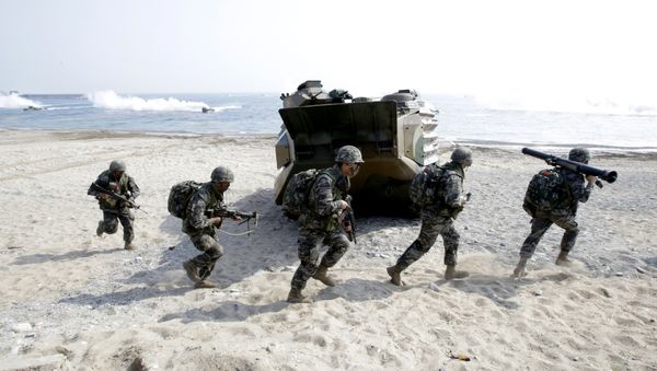 South Korean Marines run after they landed on the beach during the U.S.-South Korea joint landing military exercises as a part of the annual joint military exercise Foal Eagle between South Korea and the United States in Pohang, south of Seoul, South Korea. (File) - Sputnik International