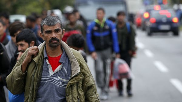 Migrants and refugees walk toward the Serbian border with Hungary in the village of Nova Pazova, some 30 kilometers (20 miles) west of Belgrade, Serbia, Tuesday, Oct. 4, 2016. - Sputnik International