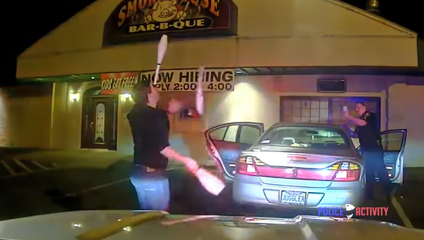 College Student Juggles to Prove Sobriety - Sputnik International