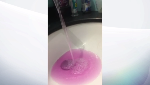 Pink water in Onoway, Alberta Canada. - Sputnik International