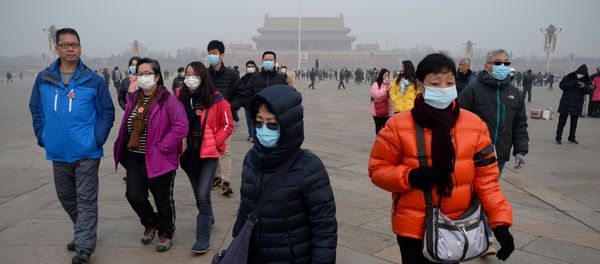 A group of people wearing masks visit Tiananmen Square in Beijing on December 21, 2016 - Sputnik International